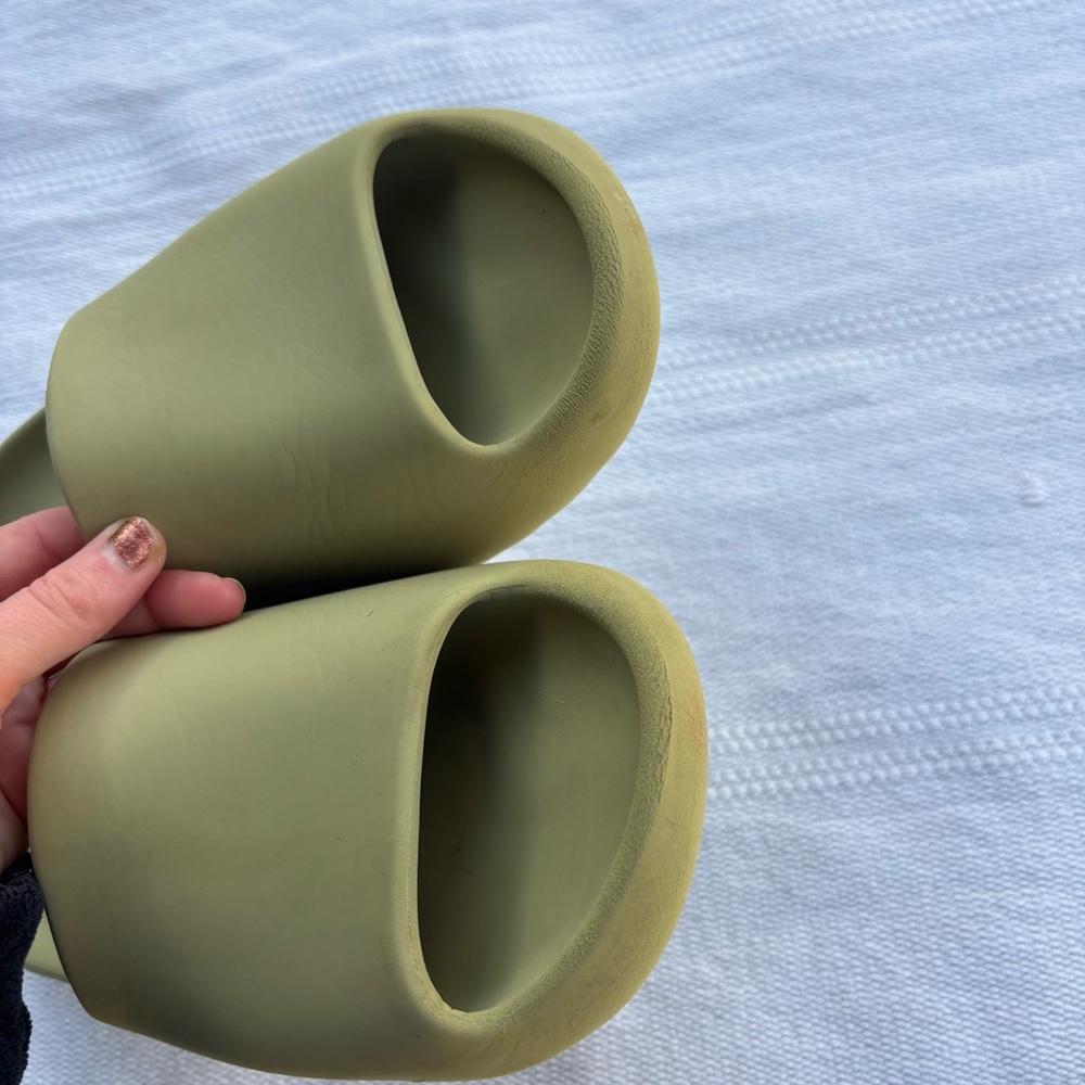 Adidas Yeezy Slides in the "Resin" colorway size mens us 11 - Picture 4 of 12